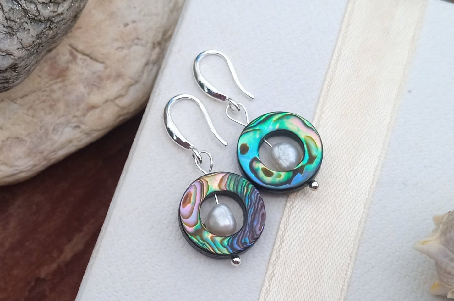 Elegantní náušnice z Novozélandské perletě abalone s říčními perlami