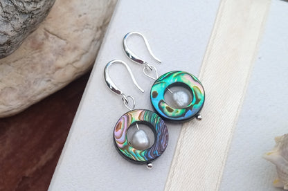 Elegantní náušnice z Novozélandské perletě abalone s říčními perlami