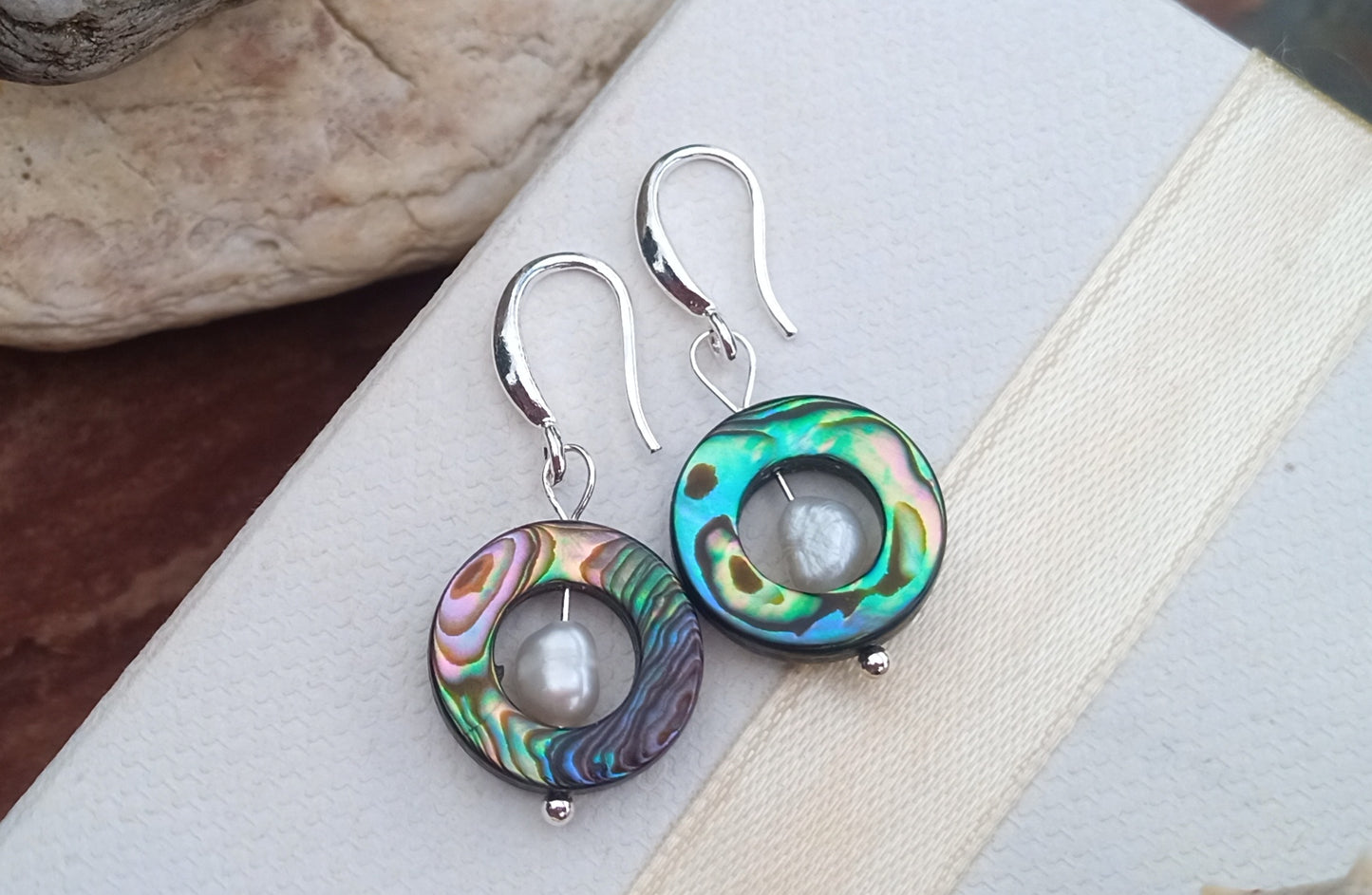 Elegantní náušnice z Novozélandské perletě abalone s říčními perlami