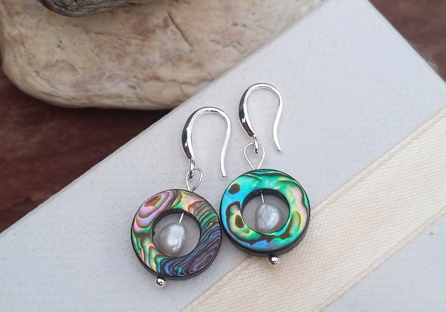Elegantní náušnice z Novozélandské perletě abalone s říčními perlami