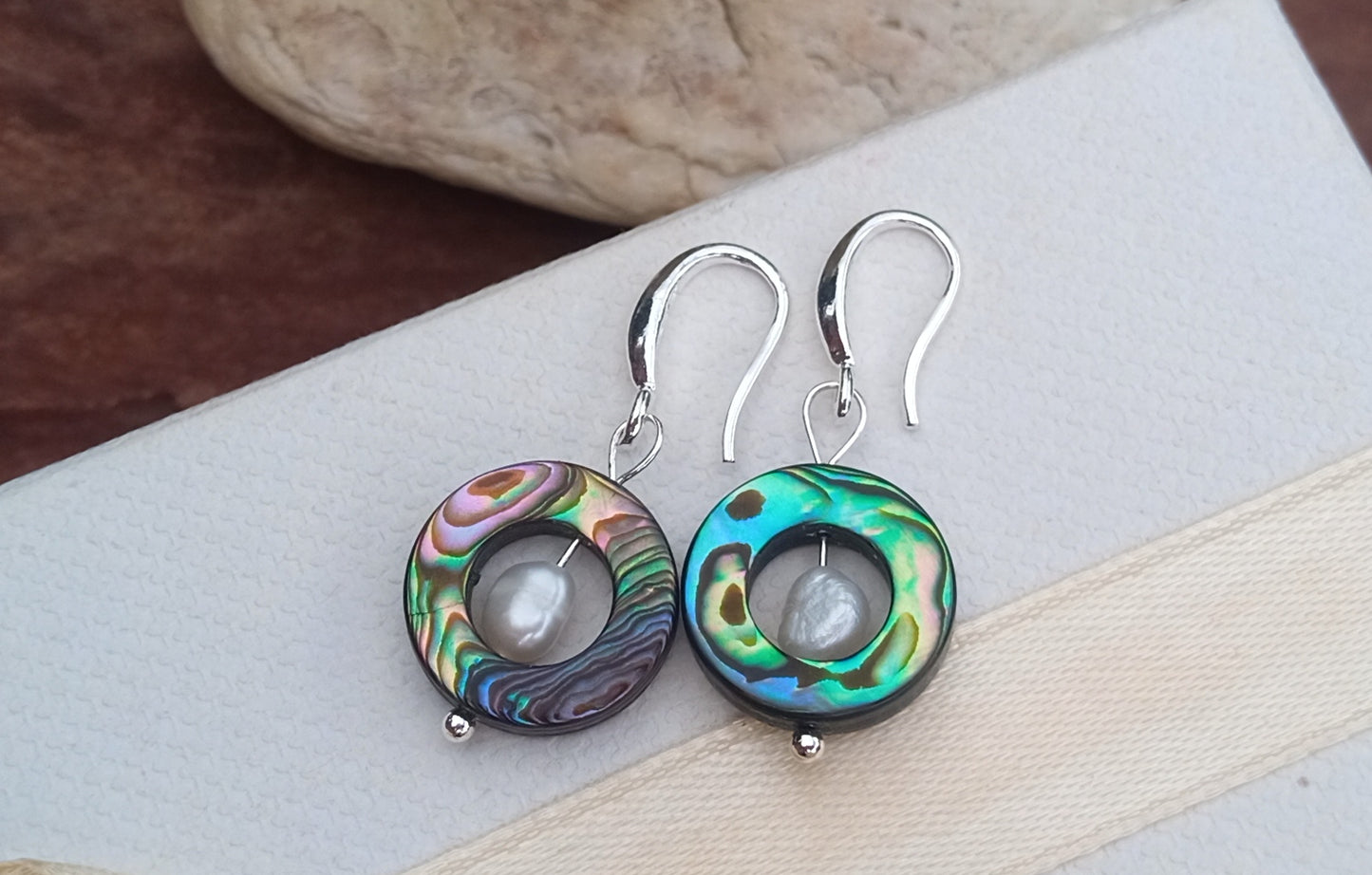 Elegantní náušnice z Novozélandské perletě abalone s říčními perlami
