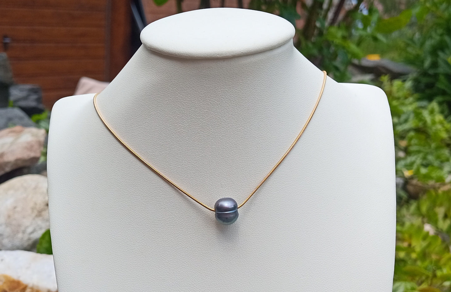 Temná romance mořských hlubin: Minimalistický perlový náhrdelník