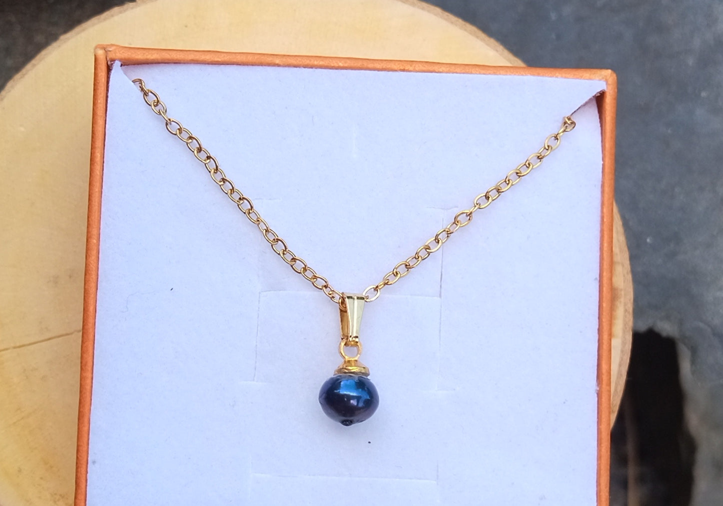 Pozlacený náhrdelník z chirurgické oceli s tmavomodrou říční perlou (6 mm)