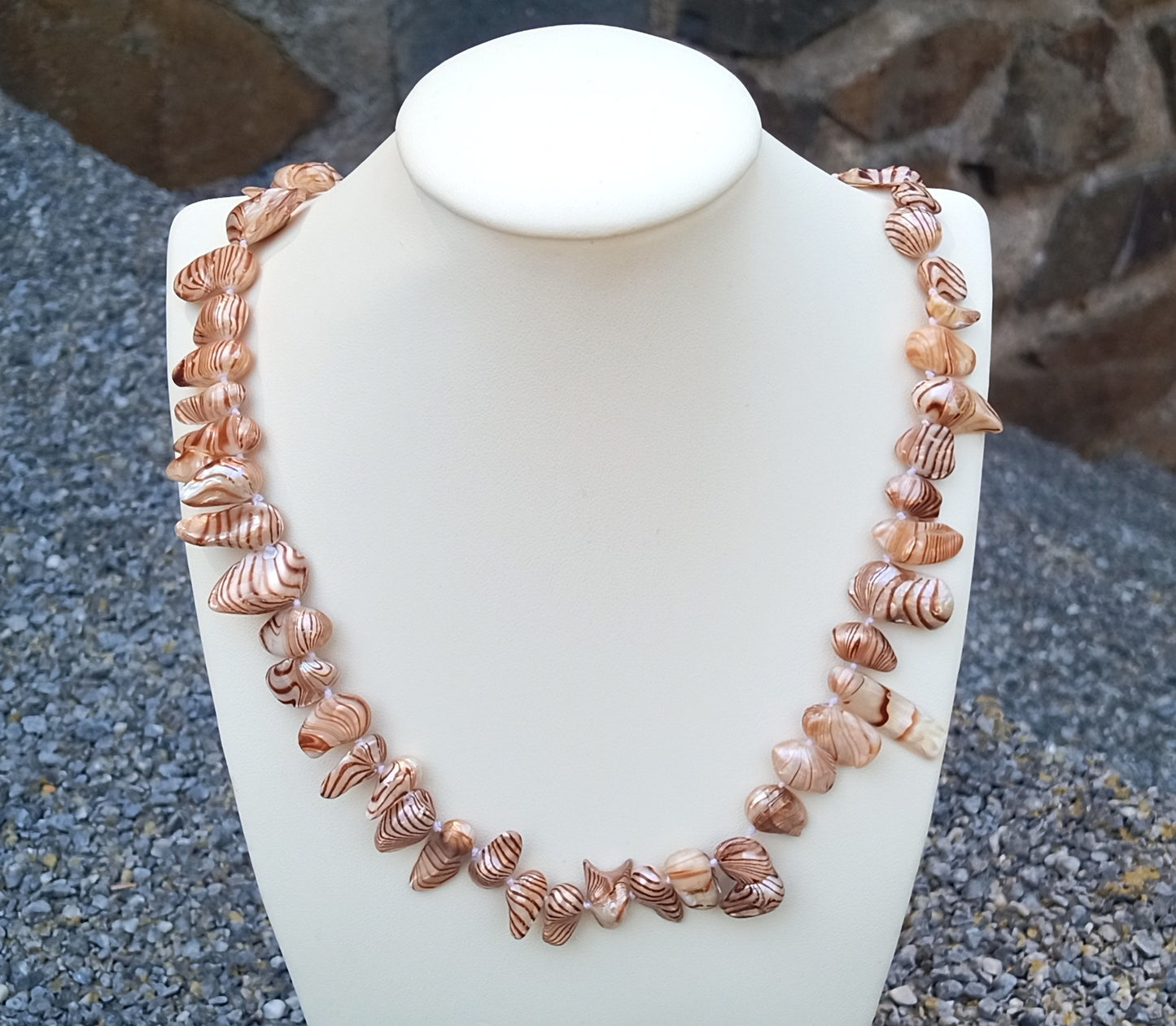 Luxusní uzlíkovaný náhrdelník z pruhovaných barokních perel a chirurgické oceli