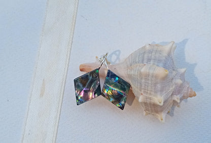 Náušnice s přírodní abalone perletí – Geometrická elegance z hlubin oceánu