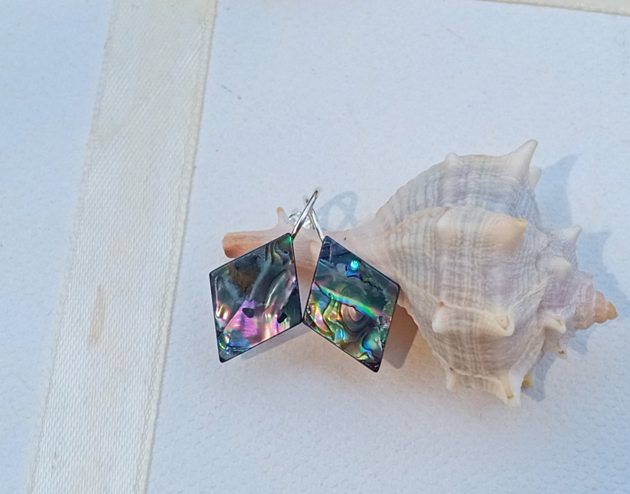 Náušnice s přírodní abalone perletí – Geometrická elegance z hlubin oceánu