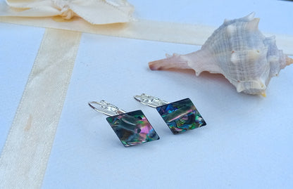Náušnice s přírodní abalone perletí – Geometrická elegance z hlubin oceánu
