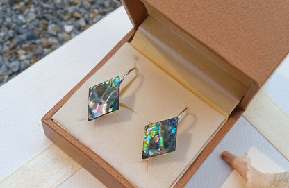 Náušnice s přírodní abalone perletí – Geometrická elegance z hlubin oceánu