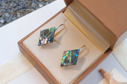 Náušnice s přírodní abalone perletí – Geometrická elegance z hlubin oceánu