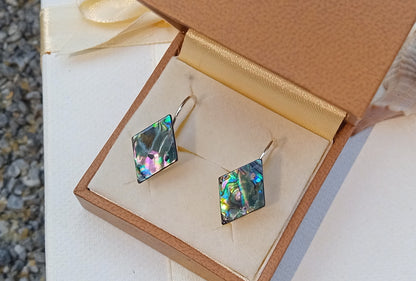 Náušnice s přírodní abalone perletí – Geometrická elegance z hlubin oceánu