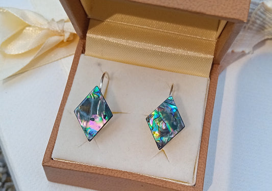 Náušnice s přírodní abalone perletí – Geometrická elegance z hlubin oceánu