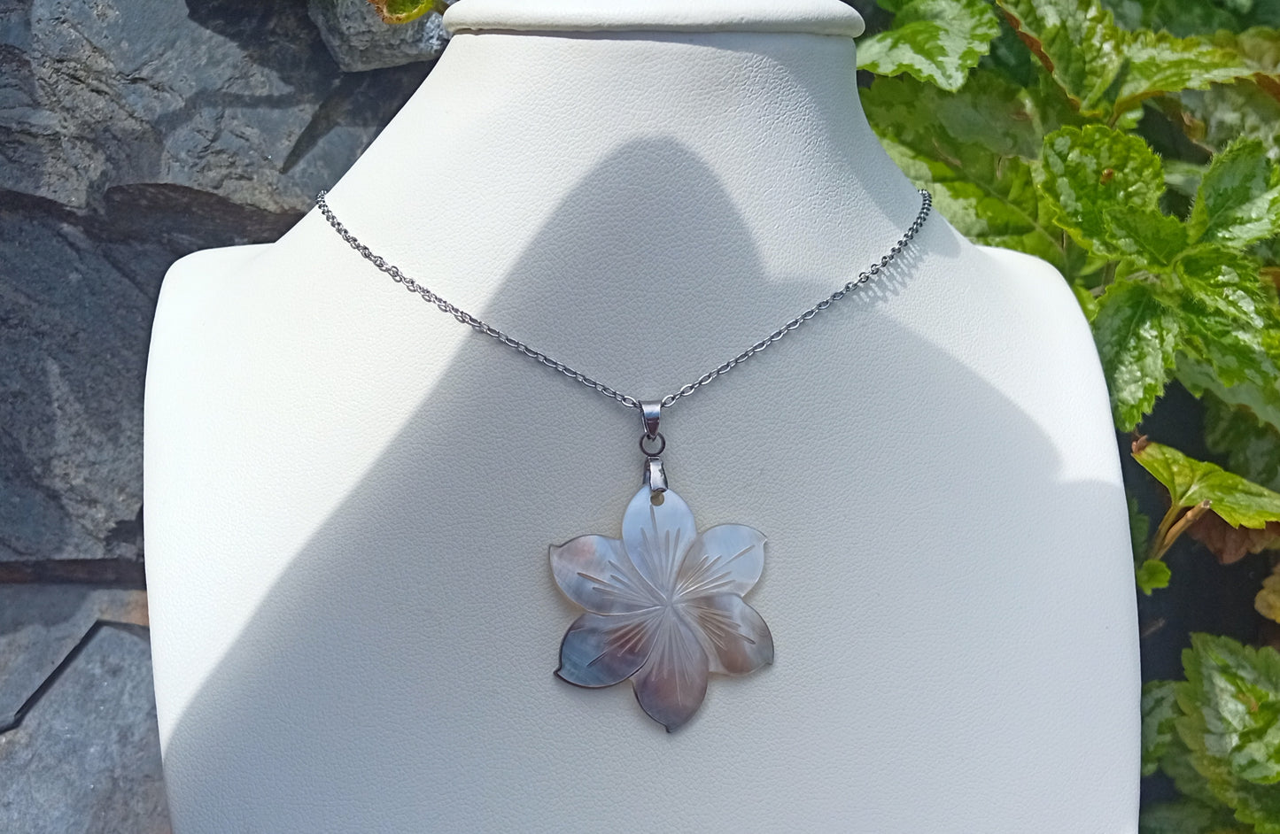 Luxusní ocelový náhrdelník s vyřezávaným květem z abalone perleti (32 mm)