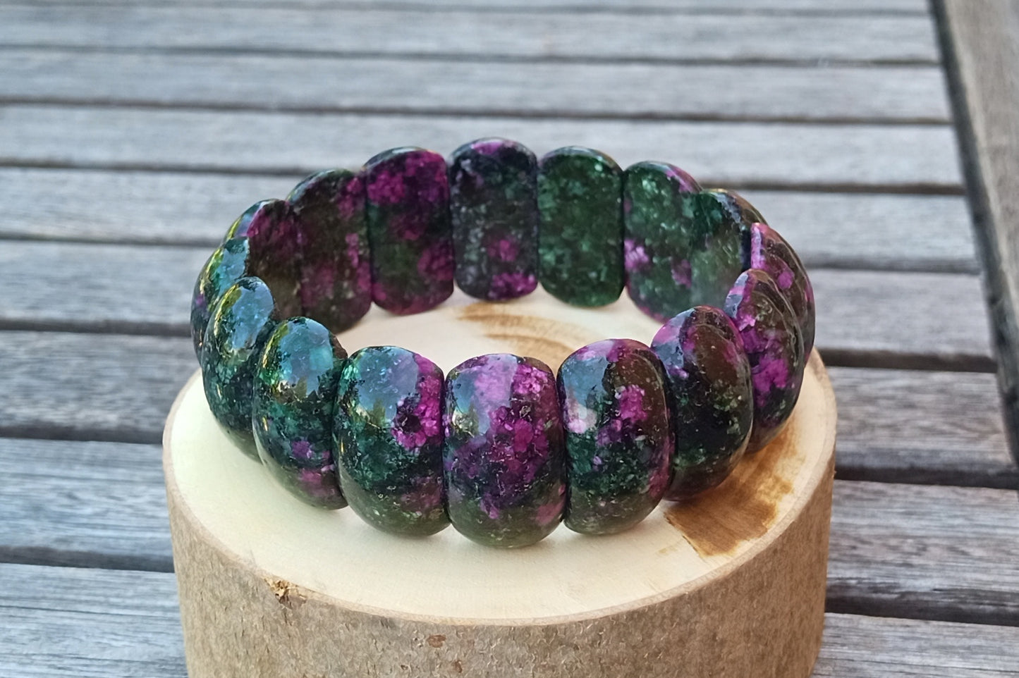 Luxusní masivní náramek z přírodního rubínu v zoisitu – hladké segmenty (22x11 mm)