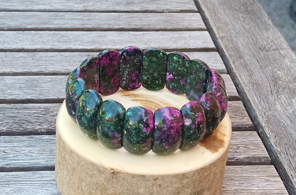 Luxusní masivní náramek z přírodního rubínu v zoisitu – hladké segmenty (22x11 mm)