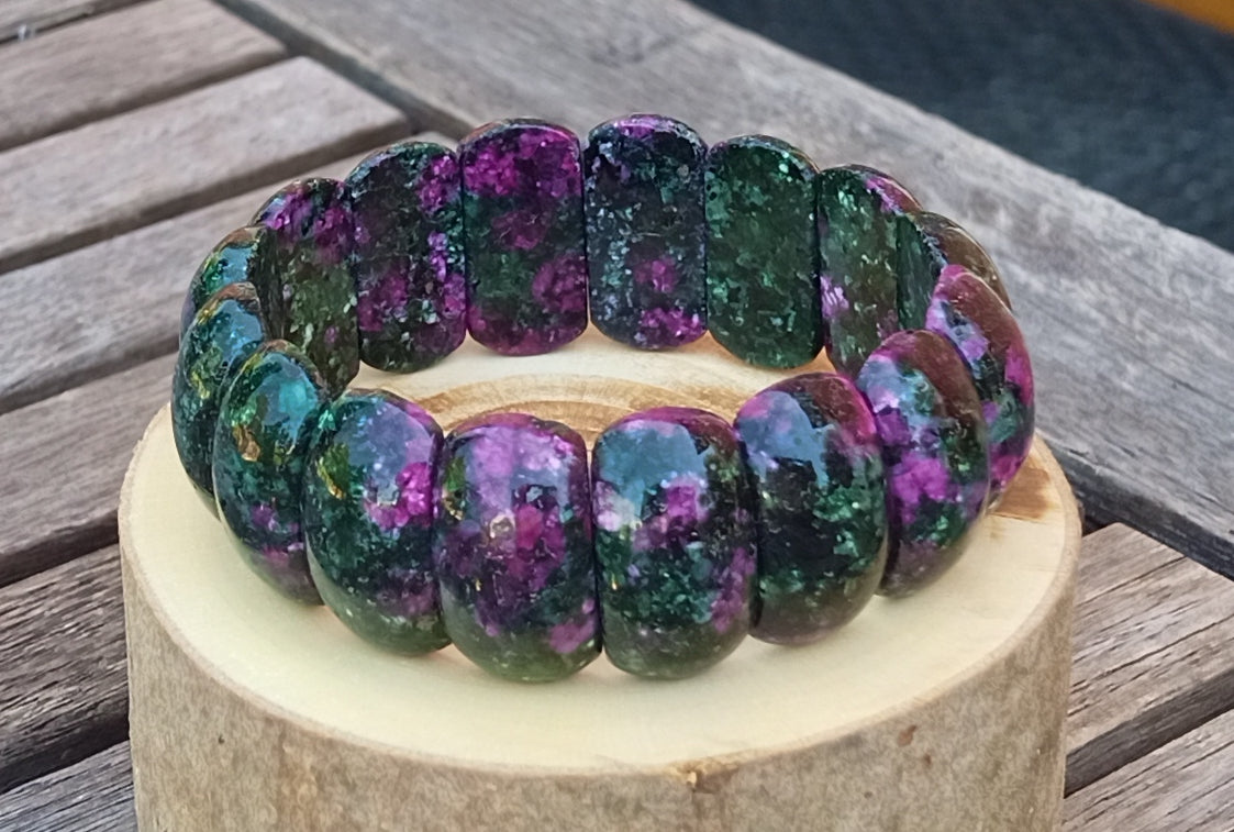 Luxusní masivní náramek z přírodního rubínu v zoisitu – hladké segmenty (22x11 mm)