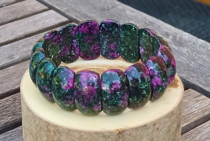 Luxusní masivní náramek z přírodního rubínu v zoisitu – hladké segmenty (22x11 mm)