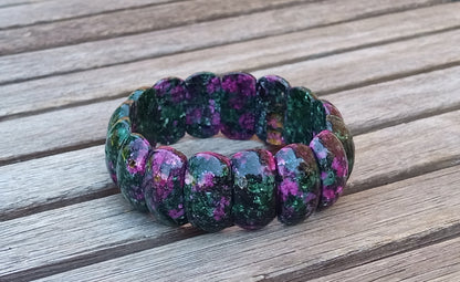 Luxusní masivní náramek z přírodního rubínu v zoisitu – hladké segmenty (22x11 mm)