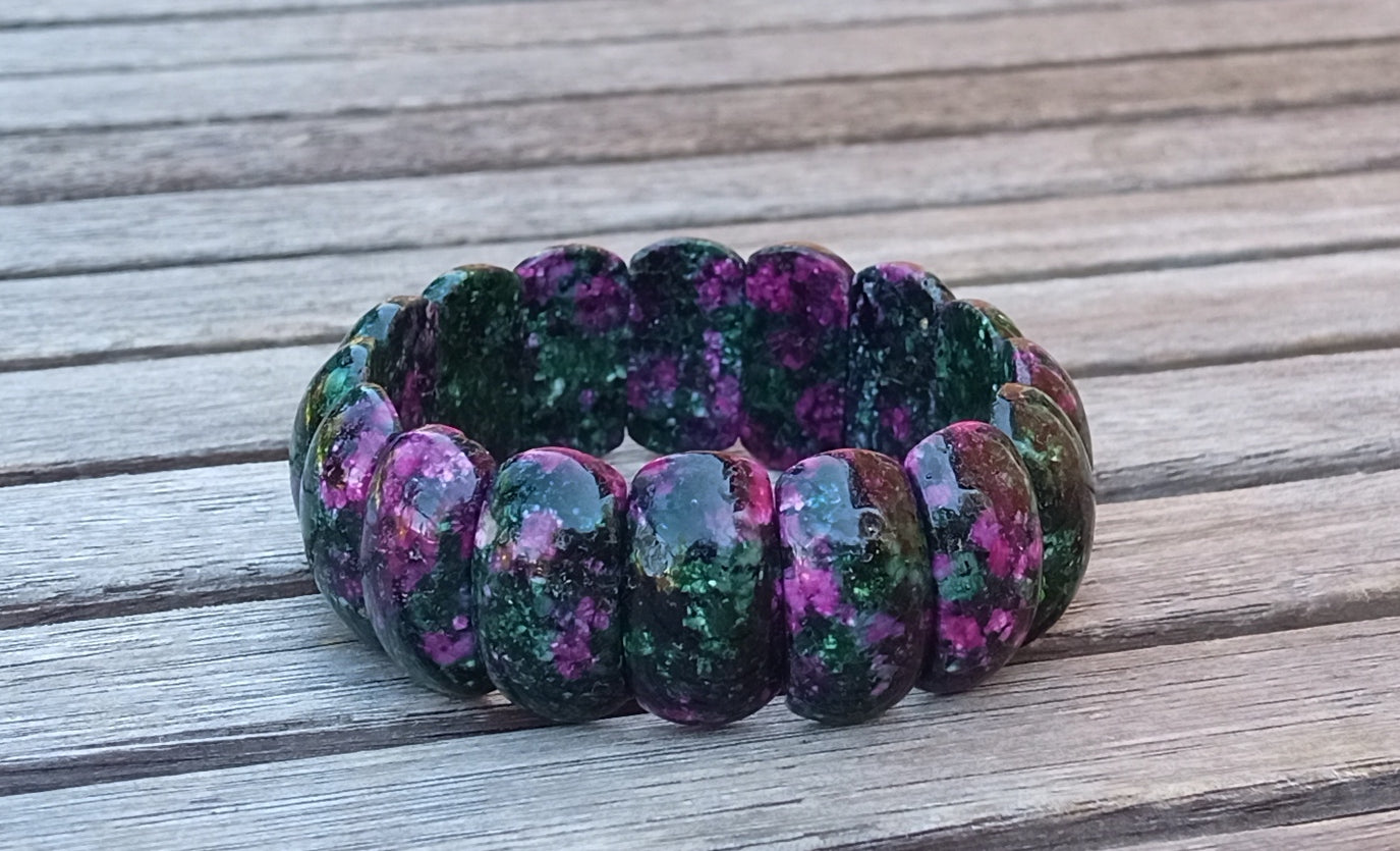 Luxusní masivní náramek z přírodního rubínu v zoisitu – hladké segmenty (22x11 mm)