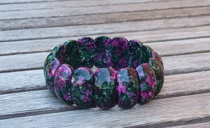 Luxusní masivní náramek z přírodního rubínu v zoisitu – hladké segmenty (22x11 mm)