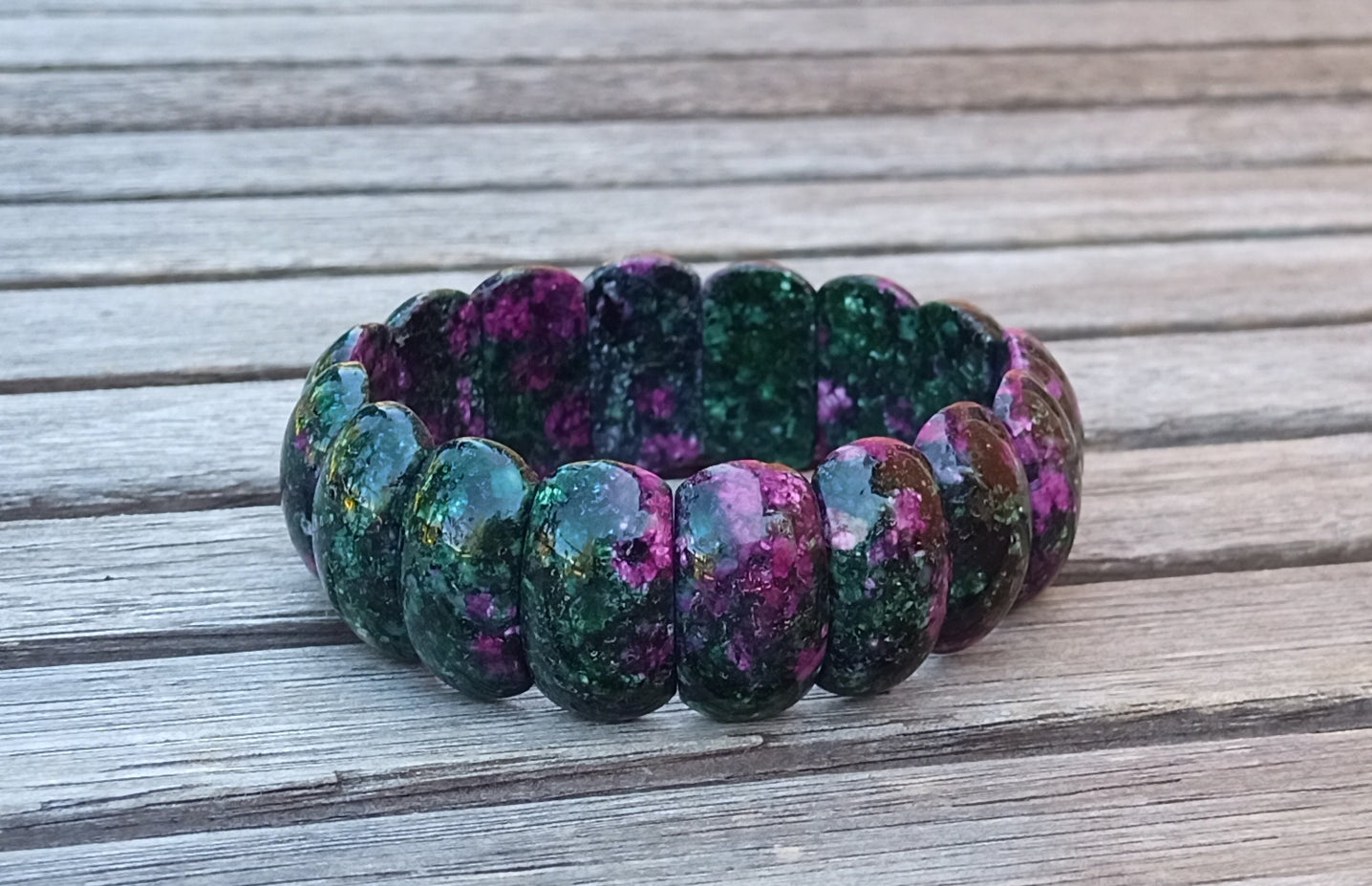 Luxusní masivní náramek z přírodního rubínu v zoisitu – hladké segmenty (22x11 mm)