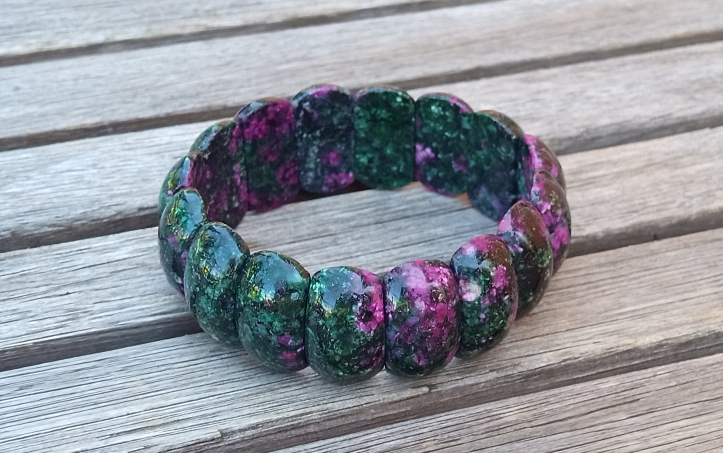 Luxusní masivní náramek z přírodního rubínu v zoisitu – hladké segmenty (22x11 mm)