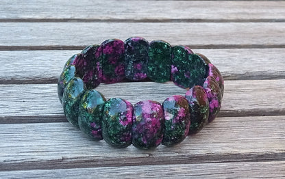 Luxusní masivní náramek z přírodního rubínu v zoisitu – hladké segmenty (22x11 mm)