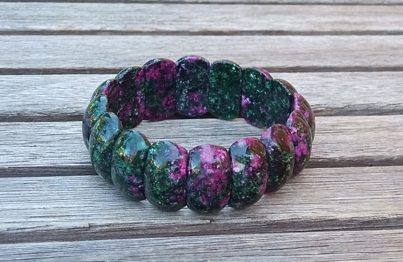 Luxusní masivní náramek z přírodního rubínu v zoisitu – hladké segmenty (22x11 mm)