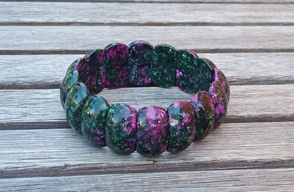 Luxusní masivní náramek z přírodního rubínu v zoisitu – hladké segmenty (22x11 mm)