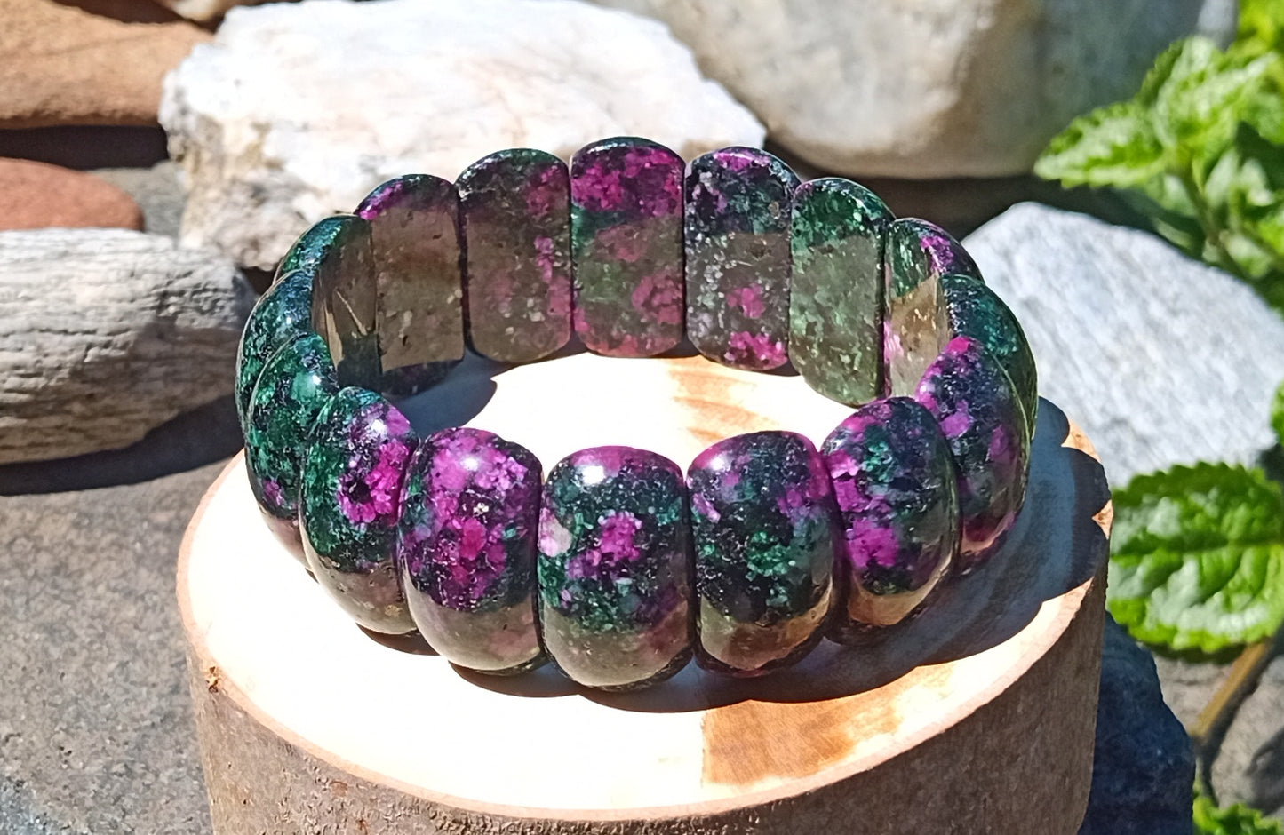 Luxusní masivní náramek z přírodního rubínu v zoisitu – hladké segmenty (22x11 mm)