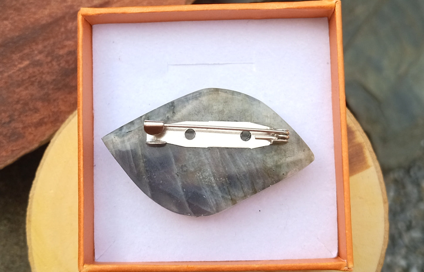 Exkluzivní brož s přírodním spektrálním labradoritem a nerezovou sponou – vzácný fialový oheň (46x30 mm)