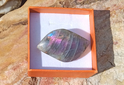 Exkluzivní brož s přírodním spektrálním labradoritem a nerezovou sponou – vzácný fialový oheň (46x30 mm)