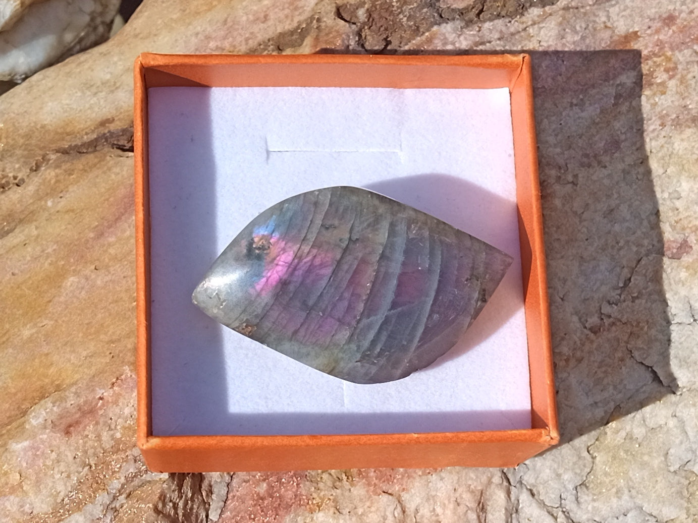 Exkluzivní brož s přírodním spektrálním labradoritem a nerezovou sponou – vzácný fialový oheň (46x30 mm)