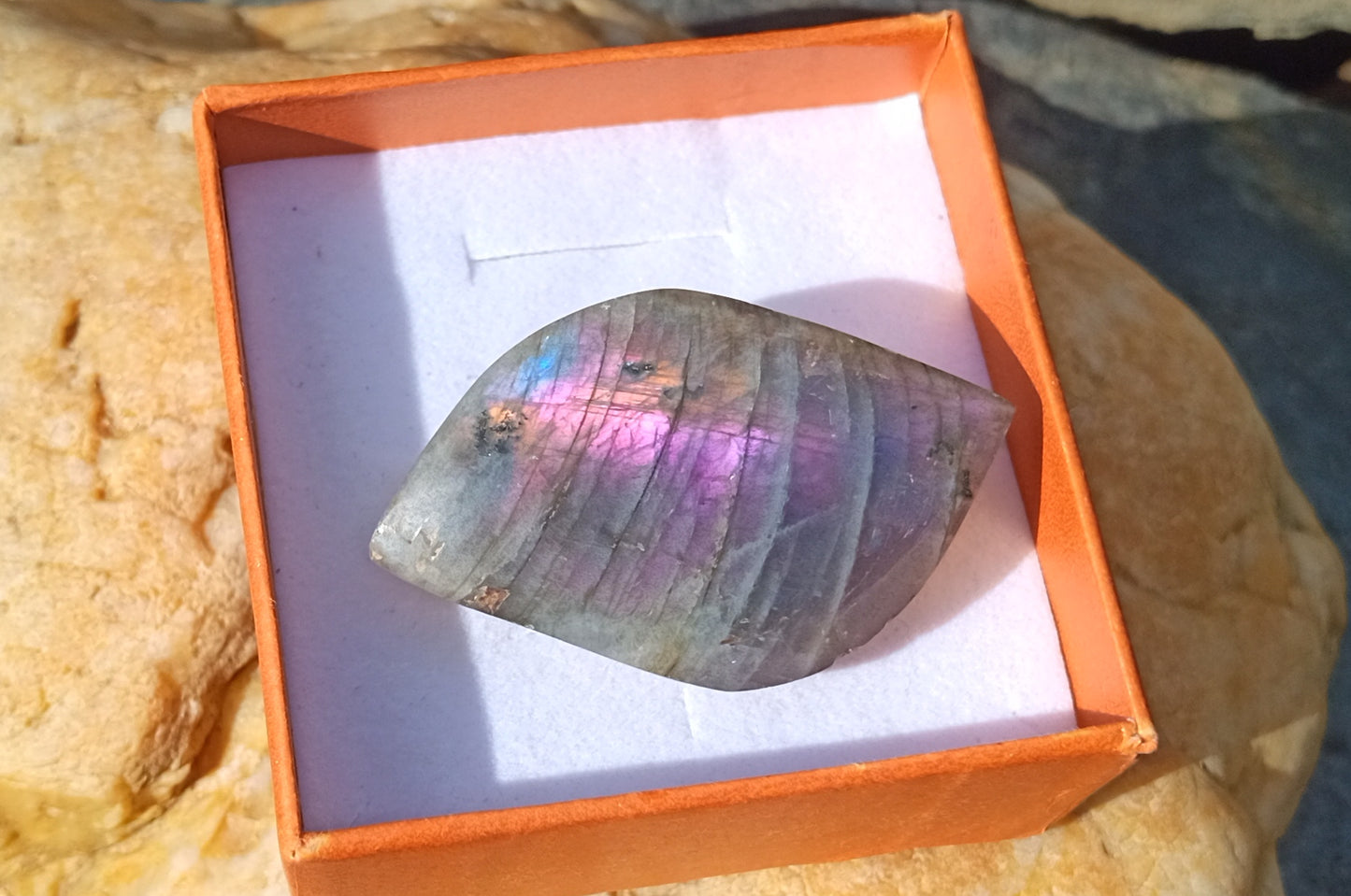 Exkluzivní brož s přírodním spektrálním labradoritem a nerezovou sponou – vzácný fialový oheň (46x30 mm)