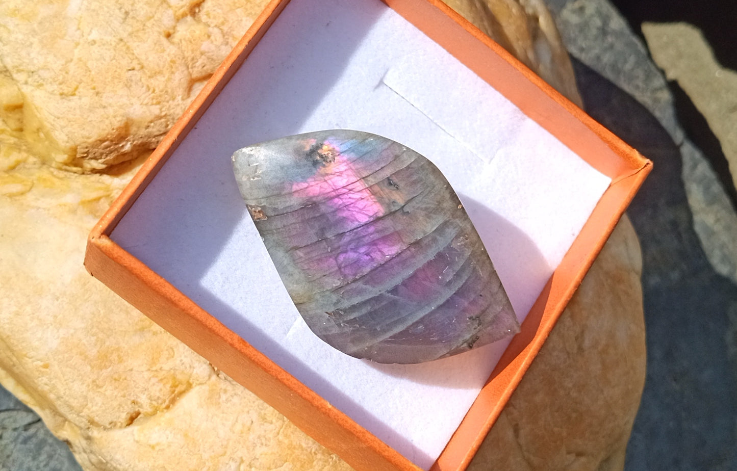 Exkluzivní brož s přírodním spektrálním labradoritem a nerezovou sponou – vzácný fialový oheň (46x30 mm)