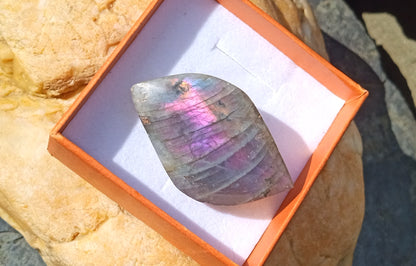 Exkluzivní brož s přírodním spektrálním labradoritem a nerezovou sponou – vzácný fialový oheň (46x30 mm)