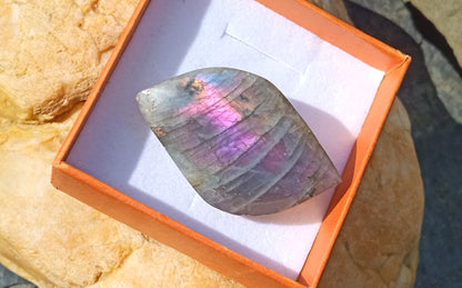 Exkluzivní brož s přírodním spektrálním labradoritem a nerezovou sponou – vzácný fialový oheň (46x30 mm)
