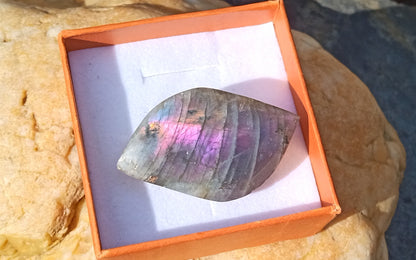 Exkluzivní brož s přírodním spektrálním labradoritem a nerezovou sponou – vzácný fialový oheň (46x30 mm)