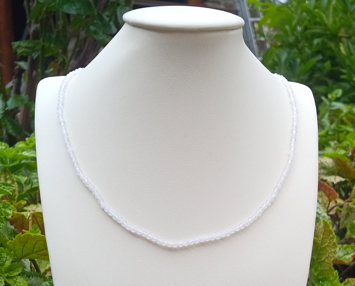 Minimalistický postříbřený náhrdelník z přírodního měsíčního kamene – fazetované korálky (3 mm, 43+ cm)