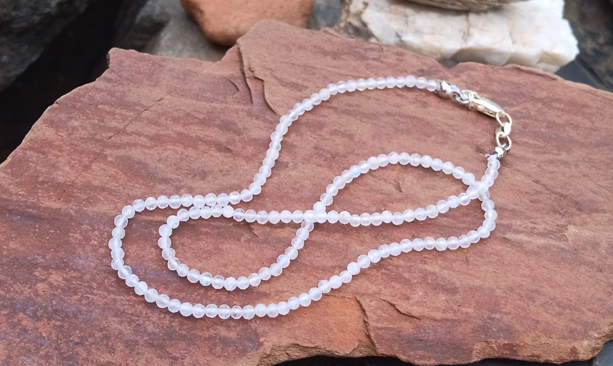 Minimalistický postříbřený náhrdelník z přírodního měsíčního kamene – fazetované korálky (3 mm, 43+ cm)