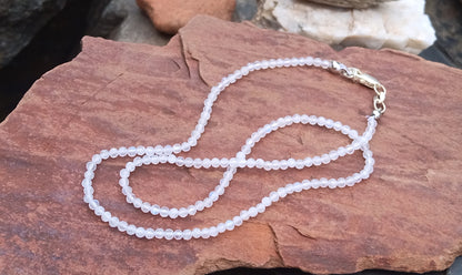 Minimalistický postříbřený náhrdelník z přírodního měsíčního kamene – fazetované korálky (3 mm, 43+ cm)