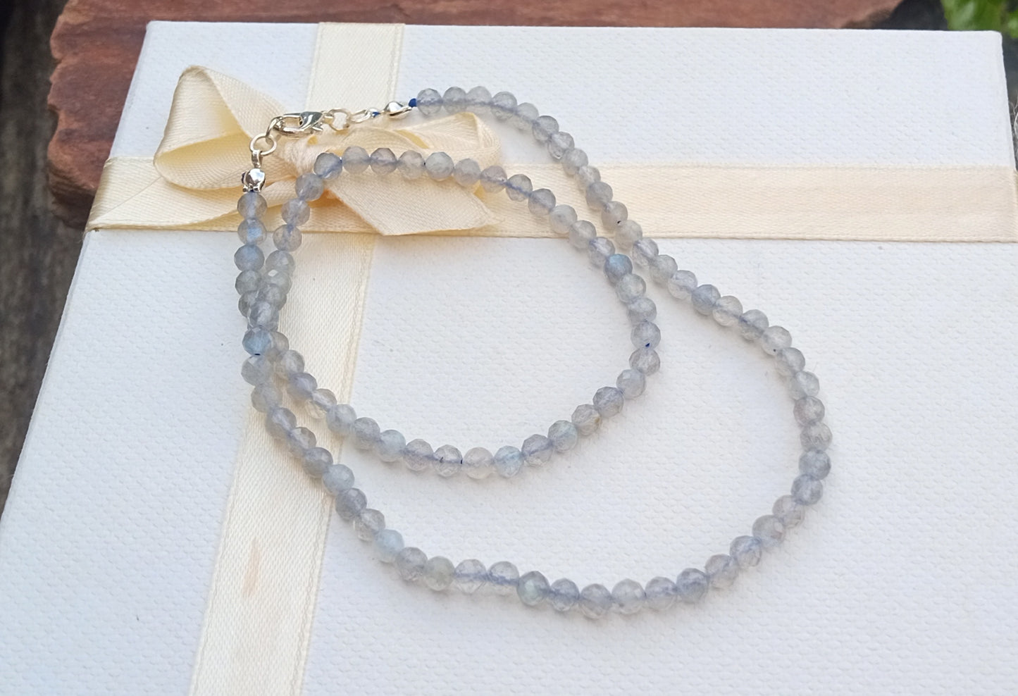Jemný broušený náhrdelník z přírodního labradoritu (3 mm)