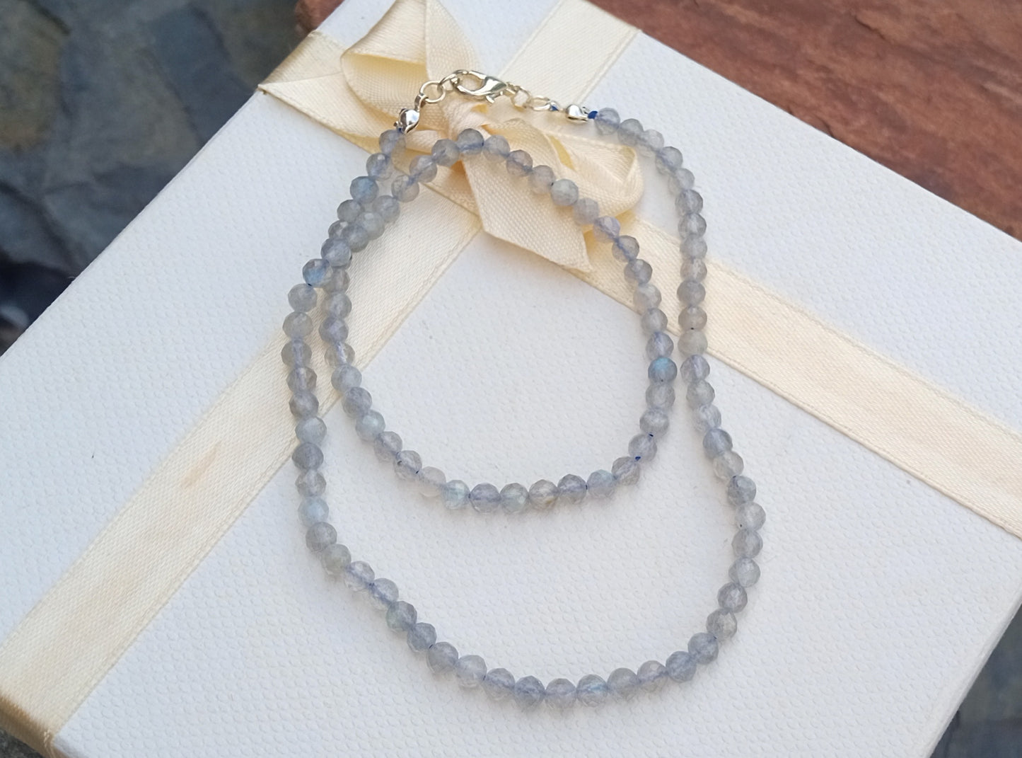 Jemný broušený náhrdelník z přírodního labradoritu (3 mm)