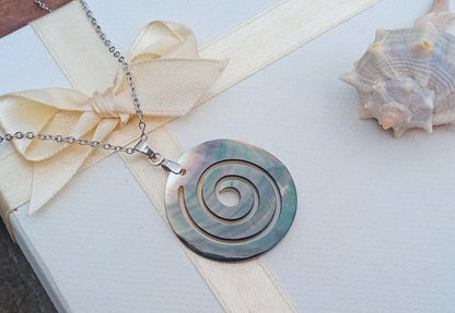 Spirála života: Elegantní náhrdelník z perleti Paua Abalone