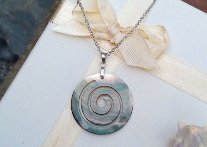 Spirála života: Elegantní náhrdelník z perleti Paua Abalone