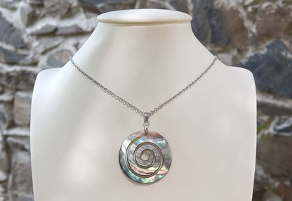Spirála života: Elegantní náhrdelník z perleti Paua Abalone