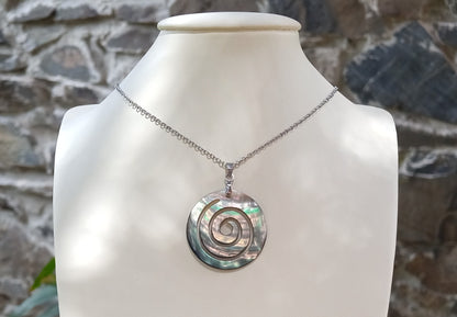 Spirála života: Elegantní náhrdelník z perleti Paua Abalone
