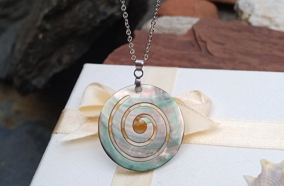 Spirála života: Elegantní náhrdelník z perleti Paua Abalone