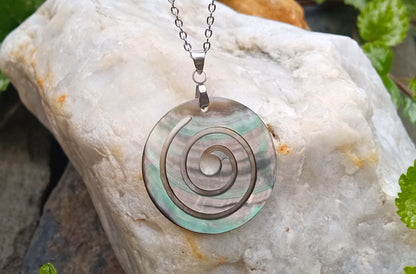 Spirála života: Elegantní náhrdelník z perleti Paua Abalone