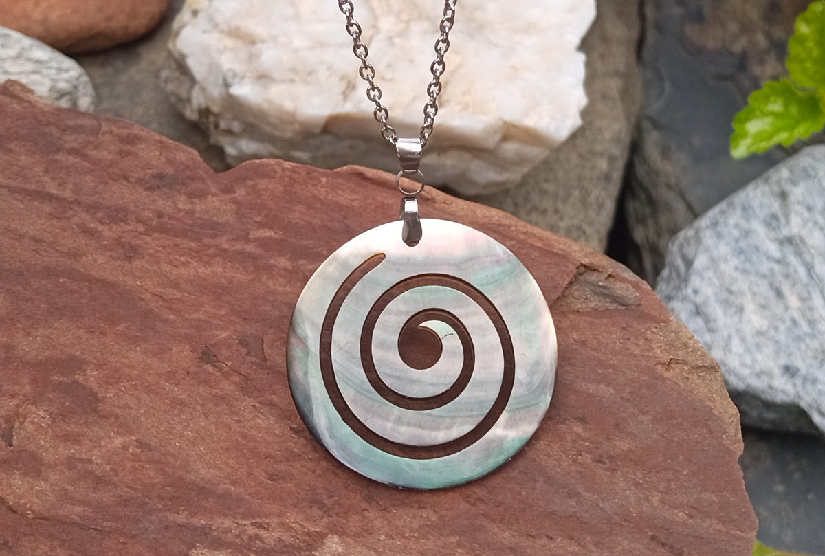 Spirála života: Elegantní náhrdelník z perleti Paua Abalone