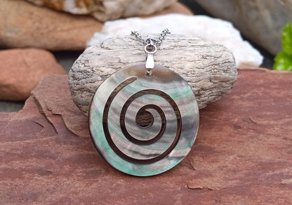 Spirála života: Elegantní náhrdelník z perleti Paua Abalone